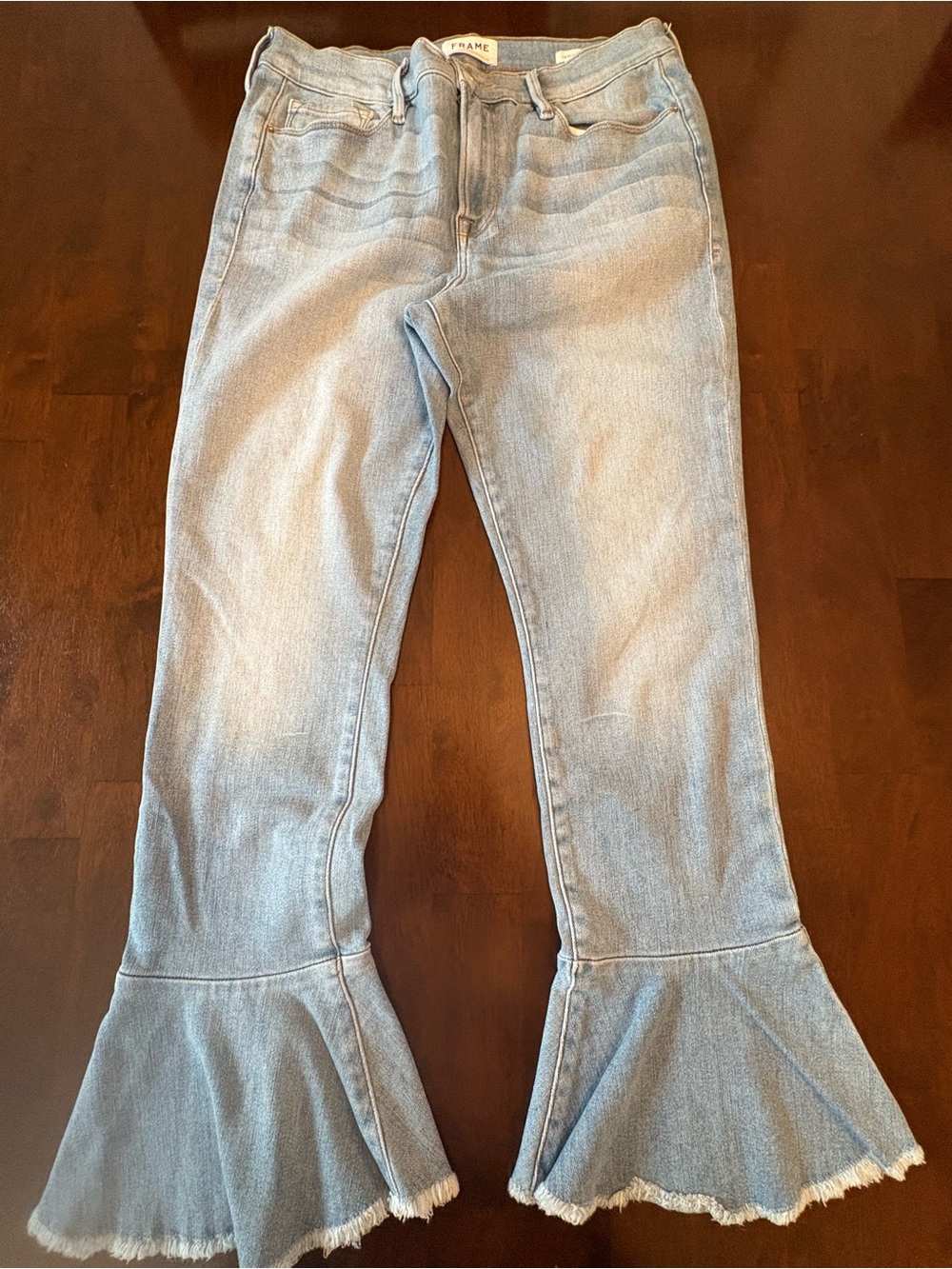 Frame jeans Le Skinny de Jeanne, featuring a flared hem
